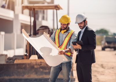 Ingenieros utilizando APUCONS en su planificación