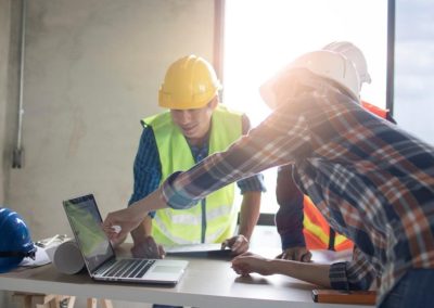 Ingenieros usando apucons para planificar sus obras